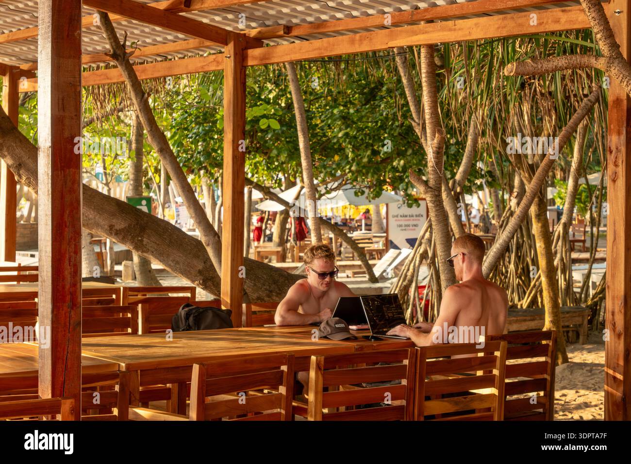 Digitale Nomaden arbeiten aus der Ferne in einem Tropical Beach Resort in Phu Quoc Vietnam Stockfoto