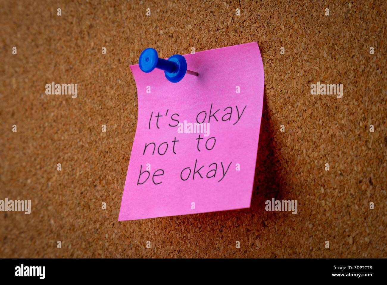 Mit dem handgeschriebenen Text ist es okay, nicht an eine Korkwand geheftet zu sein. Bewusstsein für psychische Gesundheit, emotionale Unterstützung, Depression, Angst Stockfoto