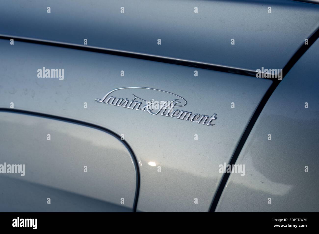 Mikkeli, Finnland - 8. Januar 2026 - Nahaufnahme des Laurin Klement Logos auf 2024 Skoda Superb Stockfoto