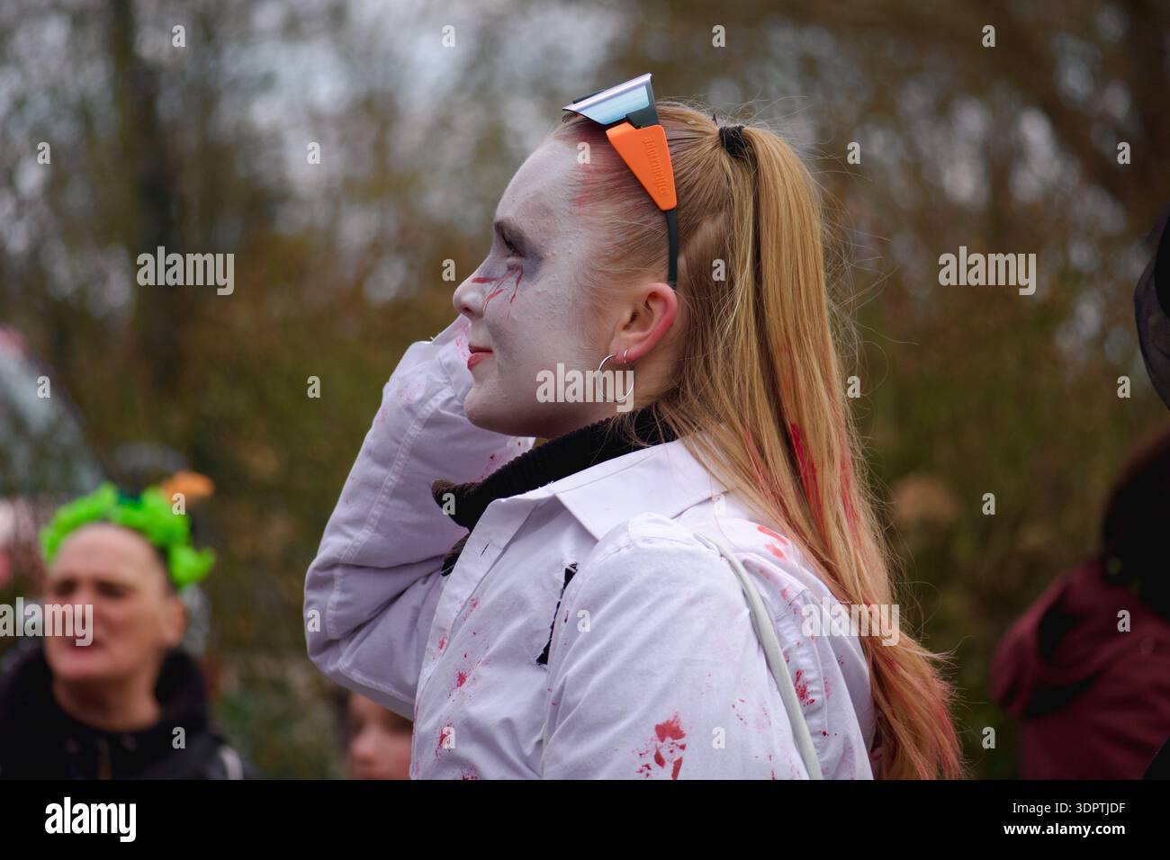 Dessau, Deutschland. Februar 2026. Junge Frau mit Karneval Stockfoto