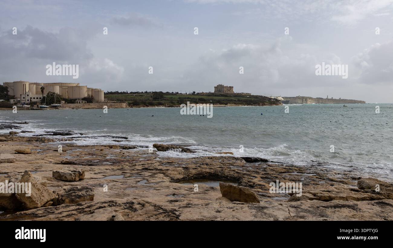 Blick auf das Kraftwerk Birżebbuġa und das Schloss Stockfoto