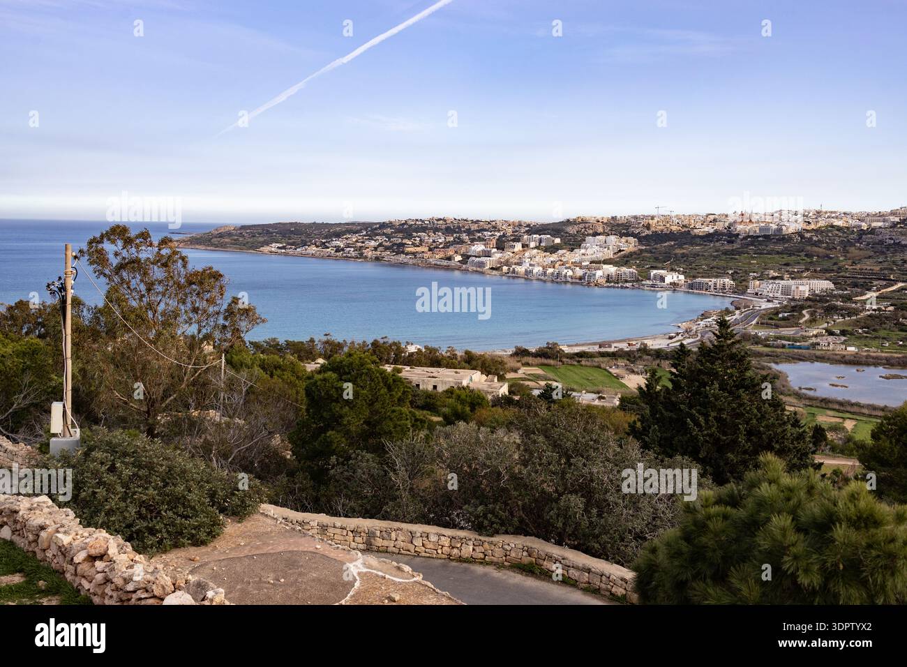 Blaues Meer und felsige Küste Stockfoto
