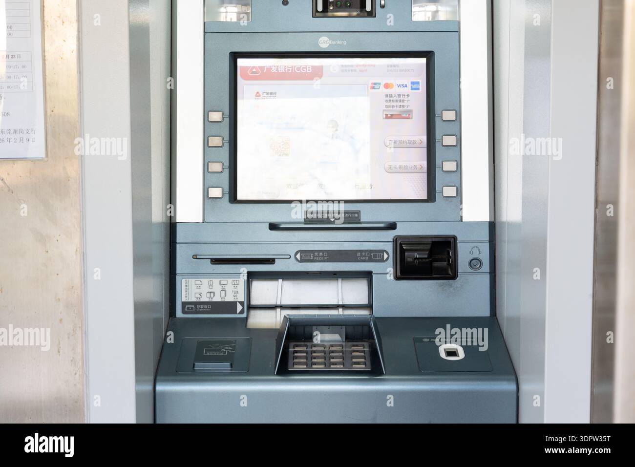 Geldautomat mit Touchscreen-Schnittstelle in moderner Bankumgebung Stockfoto