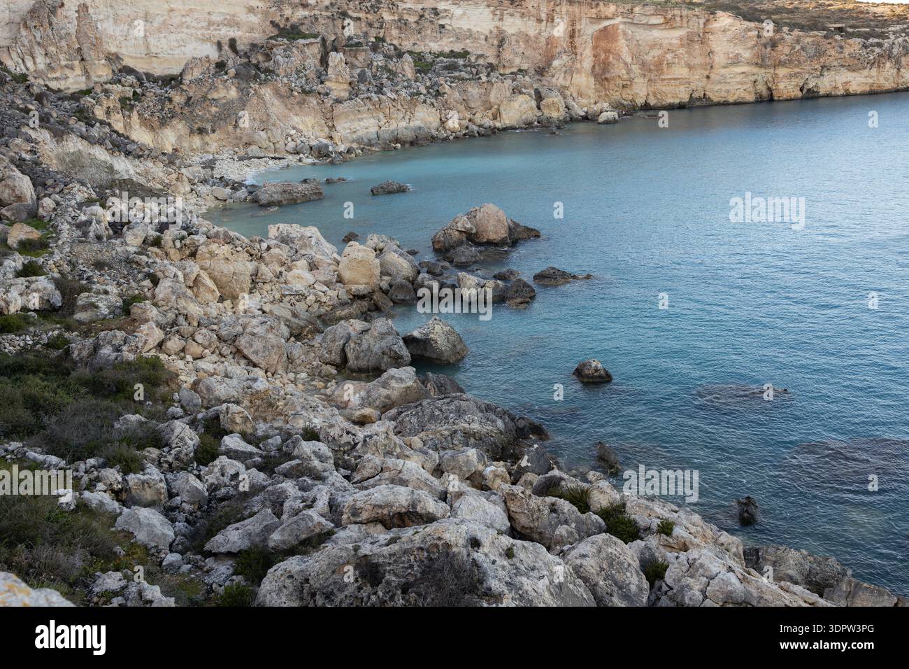 Blaues Meer und felsige Küste Stockfoto