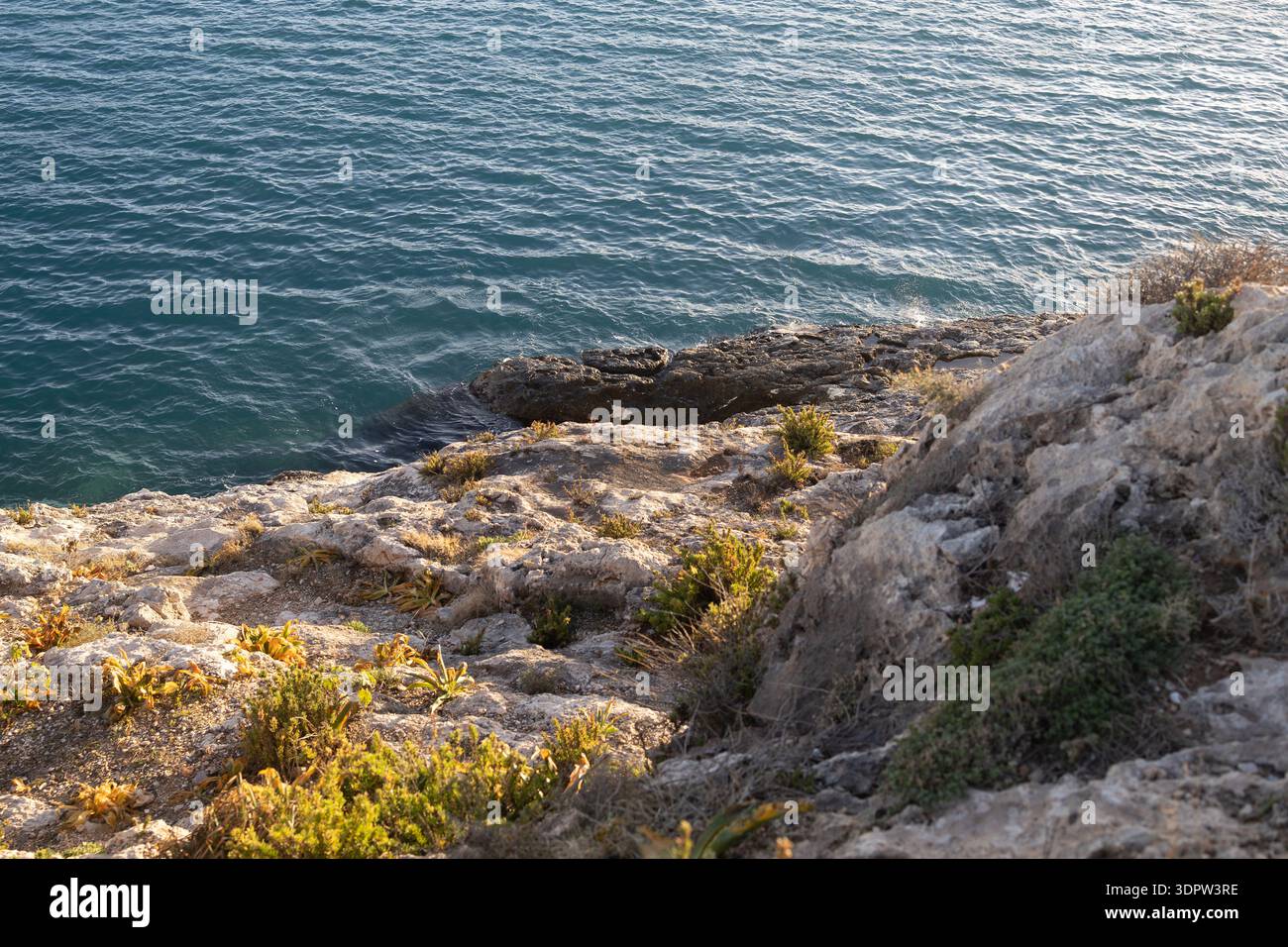 Blaues Meer und felsige Küste Stockfoto