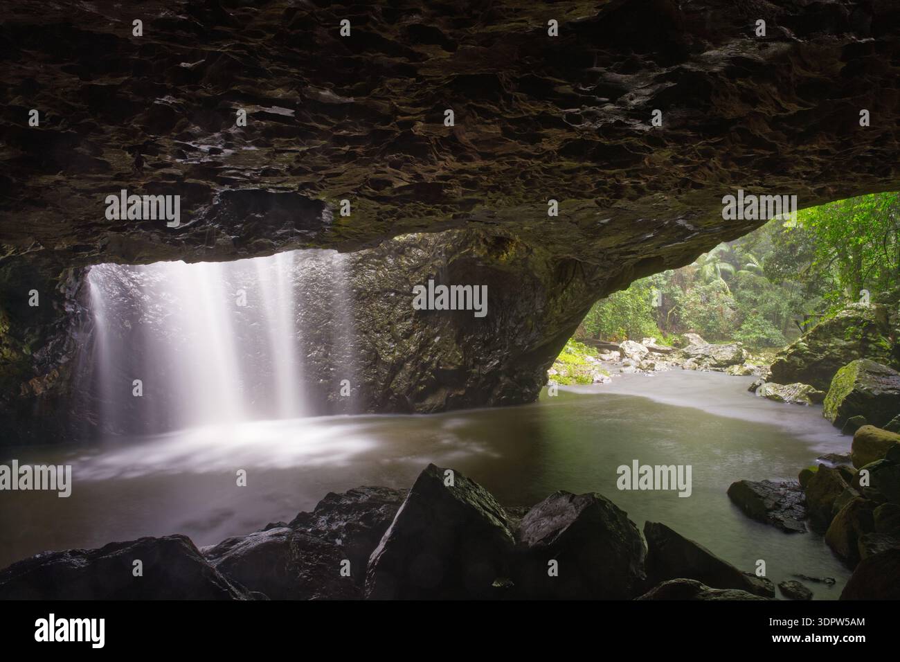 Lange Exposition am Wasserfall am Cave Creek an der Natural Bridge, Springbrook. Stockfoto
