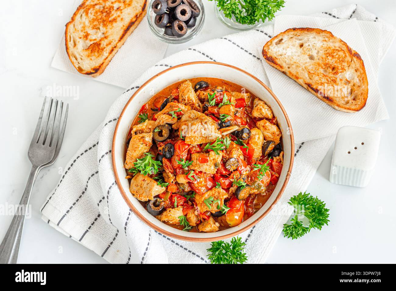 Mediterraner Hähncheneintopf mit geröstetem Brot Stockfoto