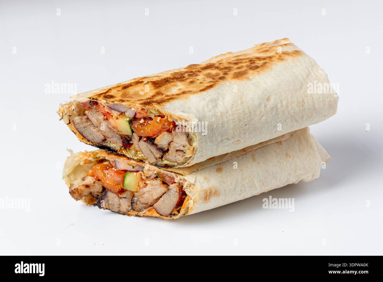 Shawarma mit Hühnchen, Gemüse und Sauce auf weißem Hintergrund Stockfoto