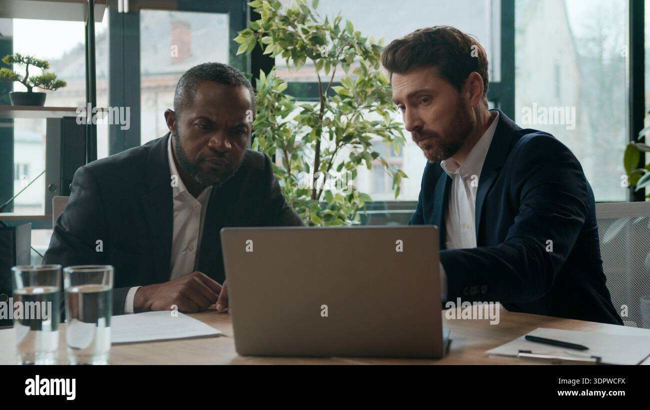 Zwei multirassische Geschäftspartner Team-Geschäftsleute treffen sich in Büro-Unternehmern kaukasische afroamerikanische männliche Arbeitgeber diskutieren Stockfoto