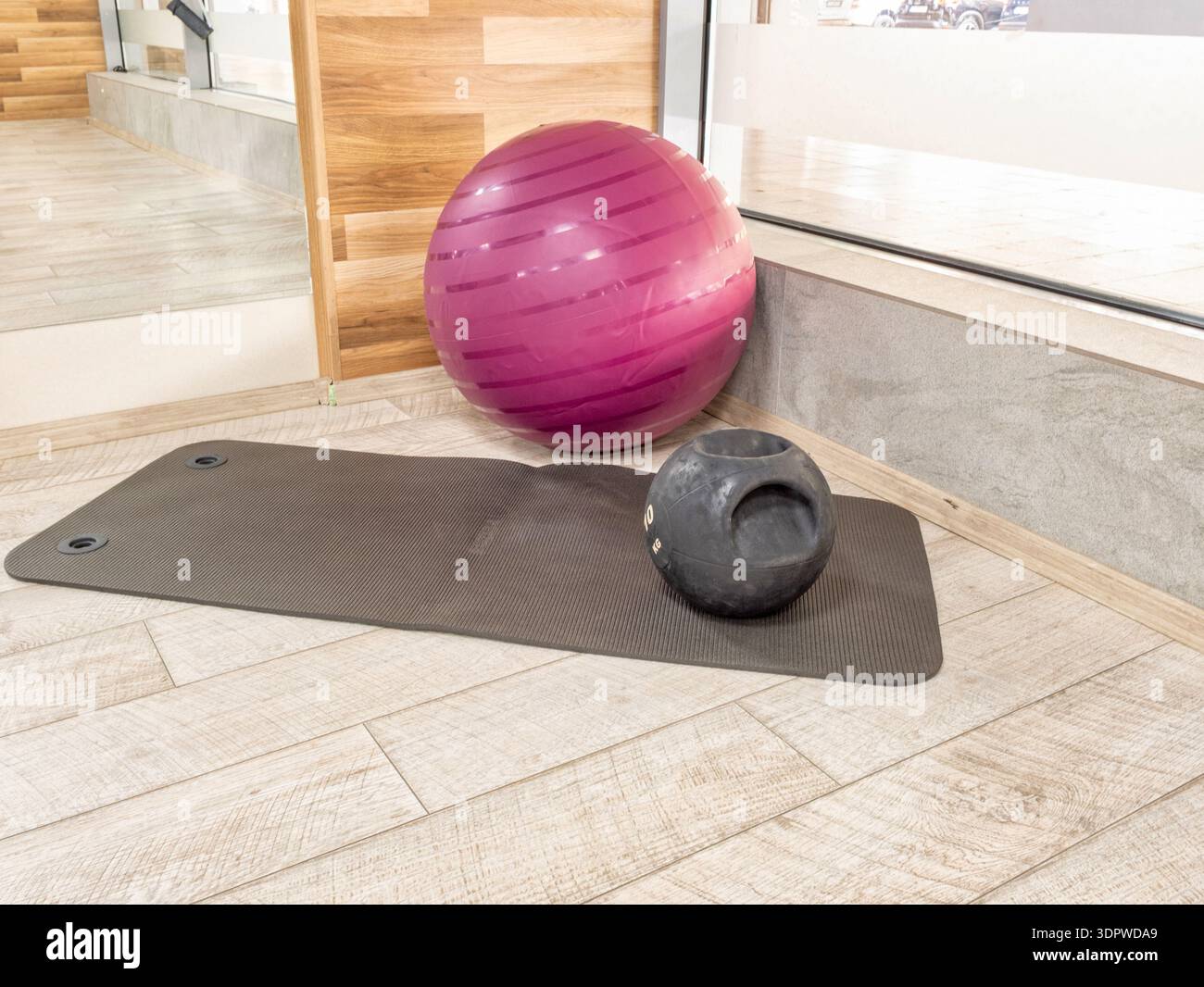 Heimtrainingsmatte mit Trainingsball und Wasserhantel Stockfoto