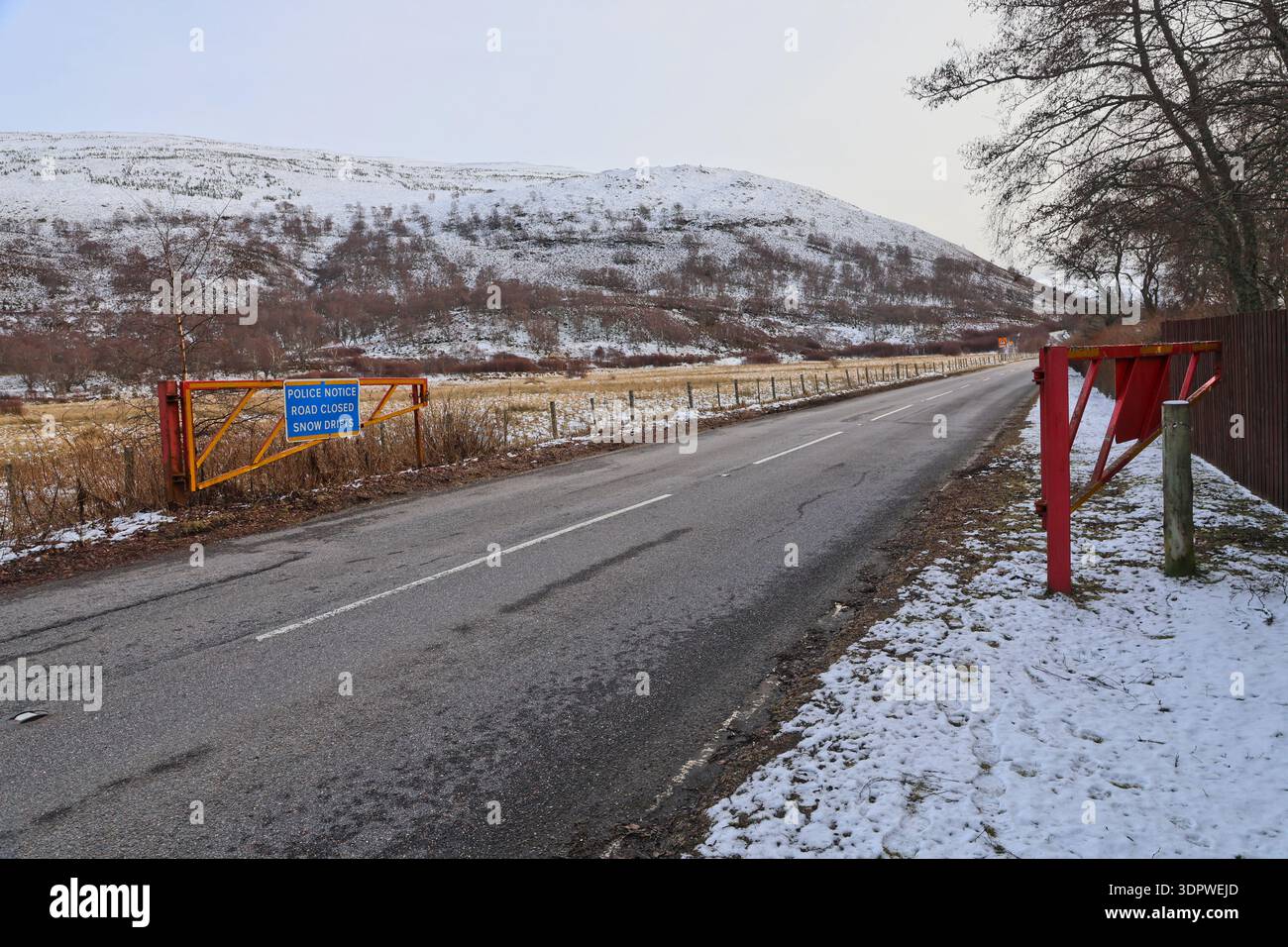 Öffnen Sie die Schneetore auf der A93 Braemar Scotland im Februar 2026 Stockfoto