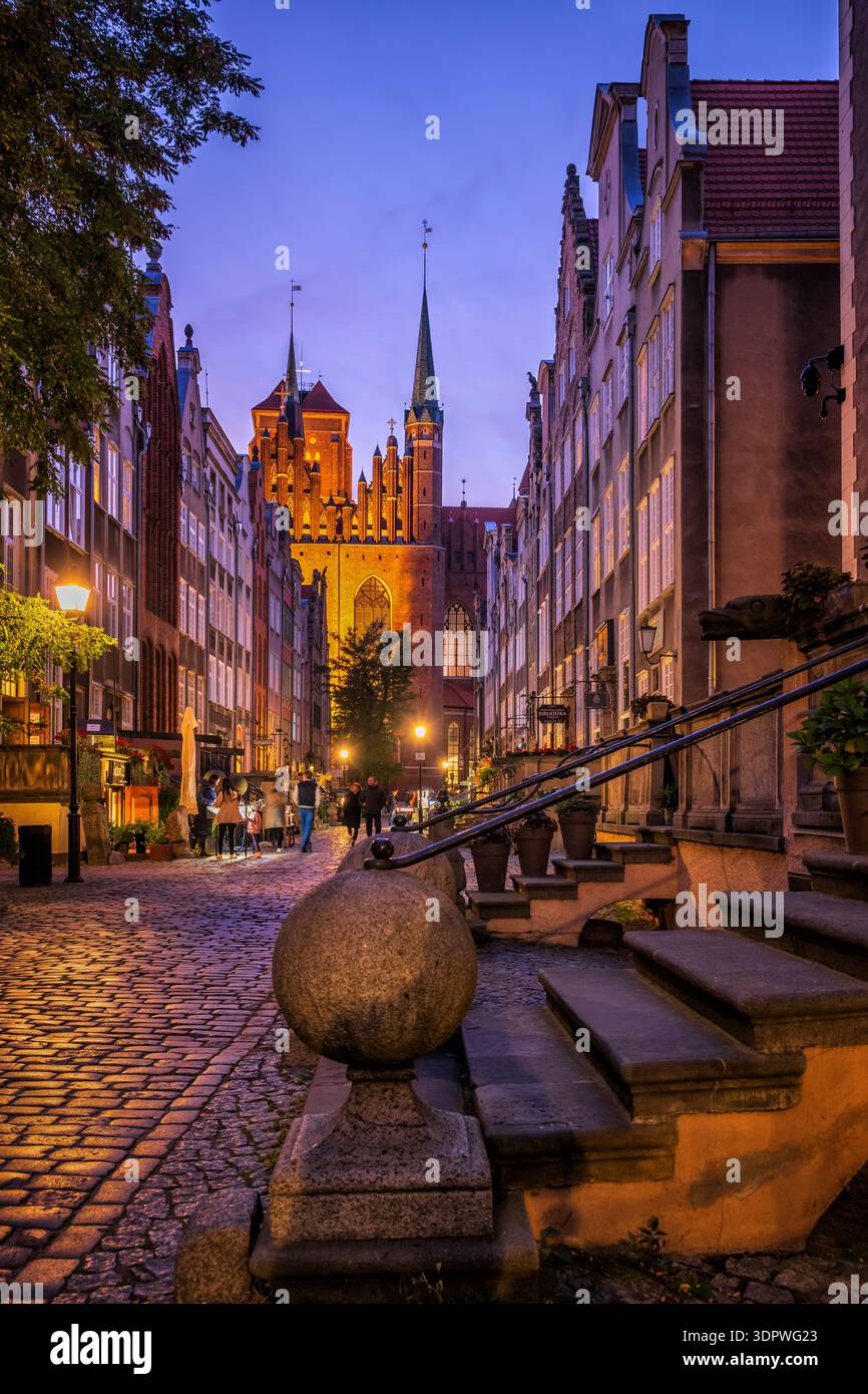 Mariacka Straße in der Abenddämmerung in Danzig, Polen. Die Kopfsteinpflasterstraße in der Altstadt wurde um das 14. Jahrhundert mit historischen Bürgerhäusern und Villen errichtet Stockfoto