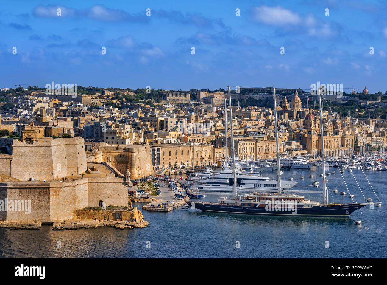 Stadt Birgu auf Malta mit Fort St. Angelo und Vittoriosa Yachthafen im Grand Harbour. Stockfoto