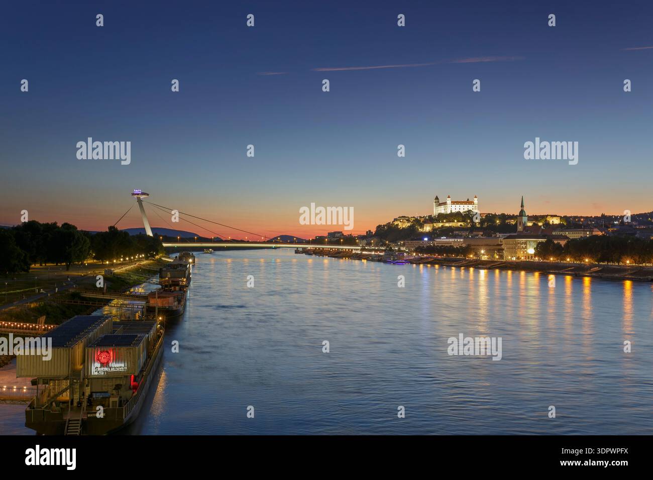 Sonnenuntergang über Schloss und Donau, Bratislava, Slowakei Stockfoto