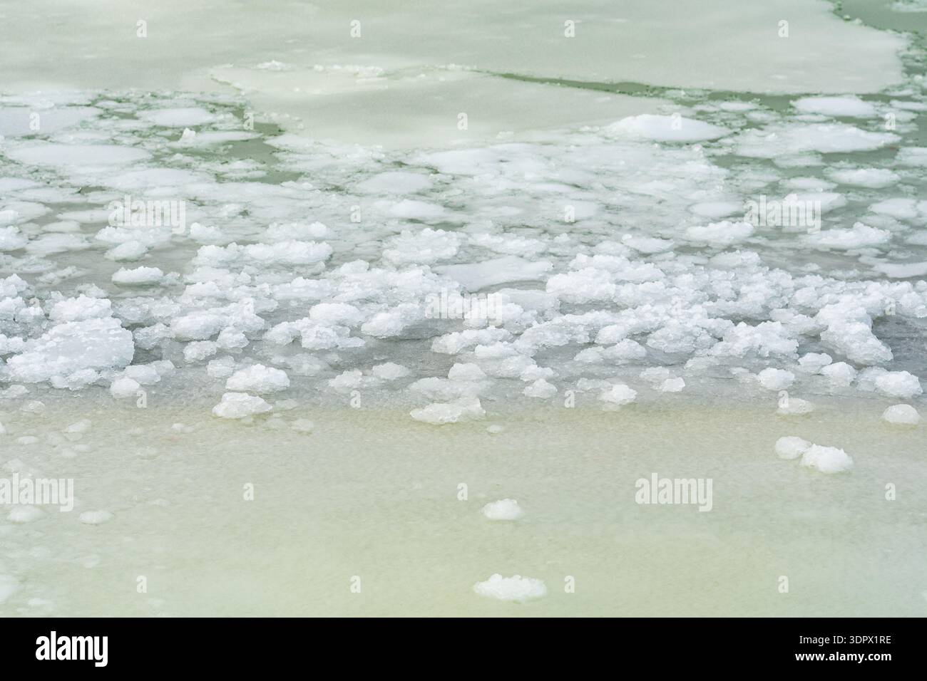 Ruhiges Wintermeer mit schwimmenden Eisschollen und Eisformationen auf der Ostsee Stockfoto