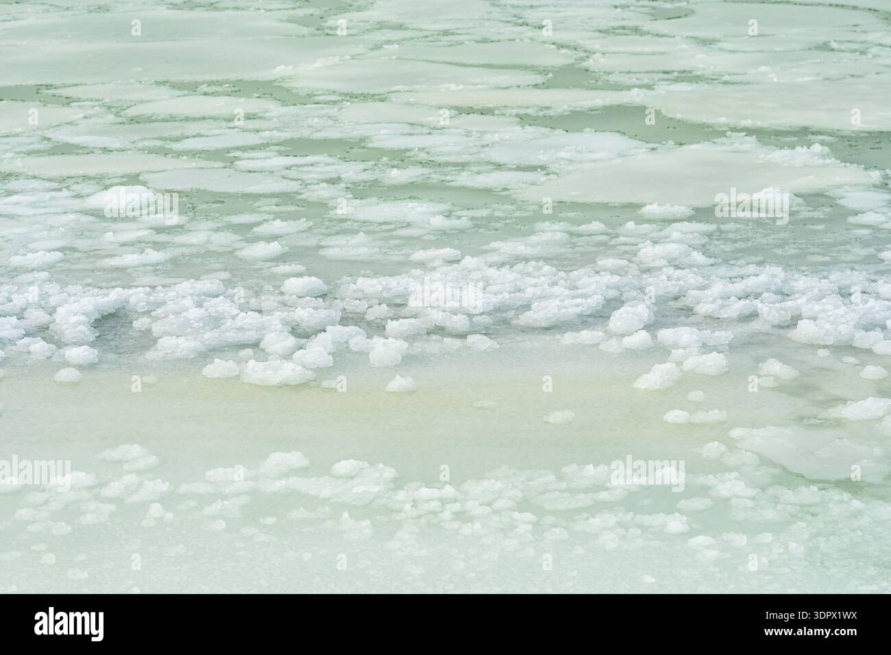 Ruhiges Wintermeer mit schwimmenden Eisschollen und Eisformationen auf der Ostsee Stockfoto
