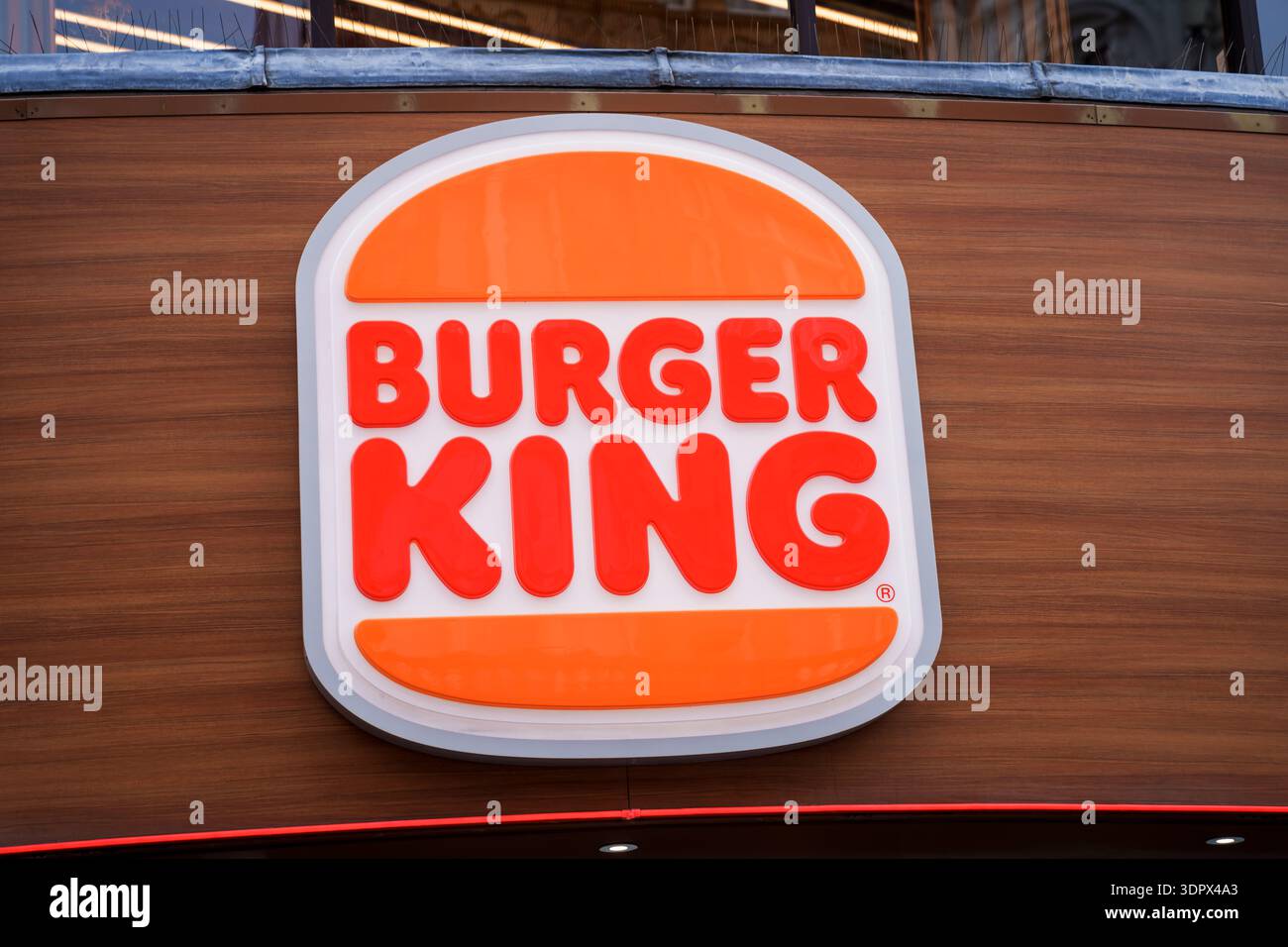 LONDON, GROSSBRITANNIEN. Februar 2025. Nahaufnahme eines Burger King Restaurants mit dem berühmten Slogan Flame Grilling seit 1954 auf einer Holzfassade Stockfoto