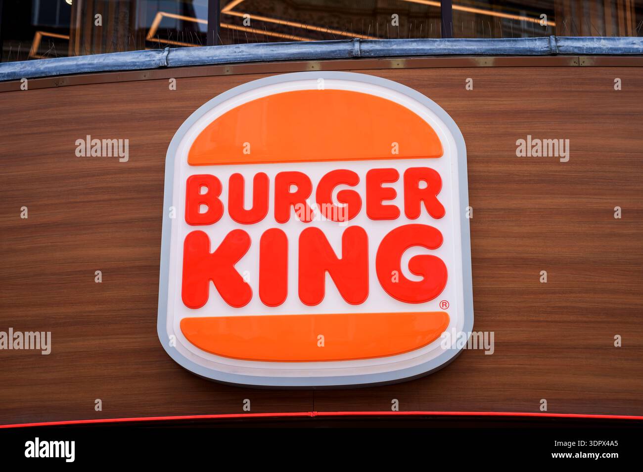 LONDON, GROSSBRITANNIEN. Februar 2025. Nahaufnahme eines Burger King Restaurants mit dem berühmten Slogan Flame Grilling seit 1954 auf einer Holzfassade Stockfoto