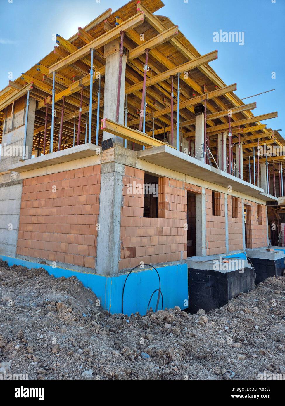 Skelett eines neuen Hauses, Stahlträger und Baustelle. Stockfoto