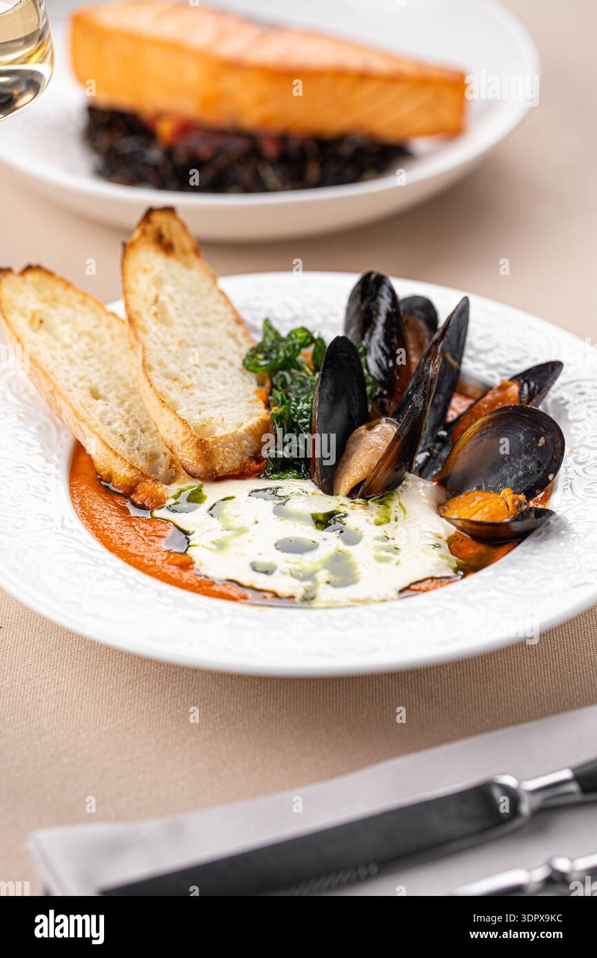 Muschelsuppe und Lachs mit Wildreis Stockfoto