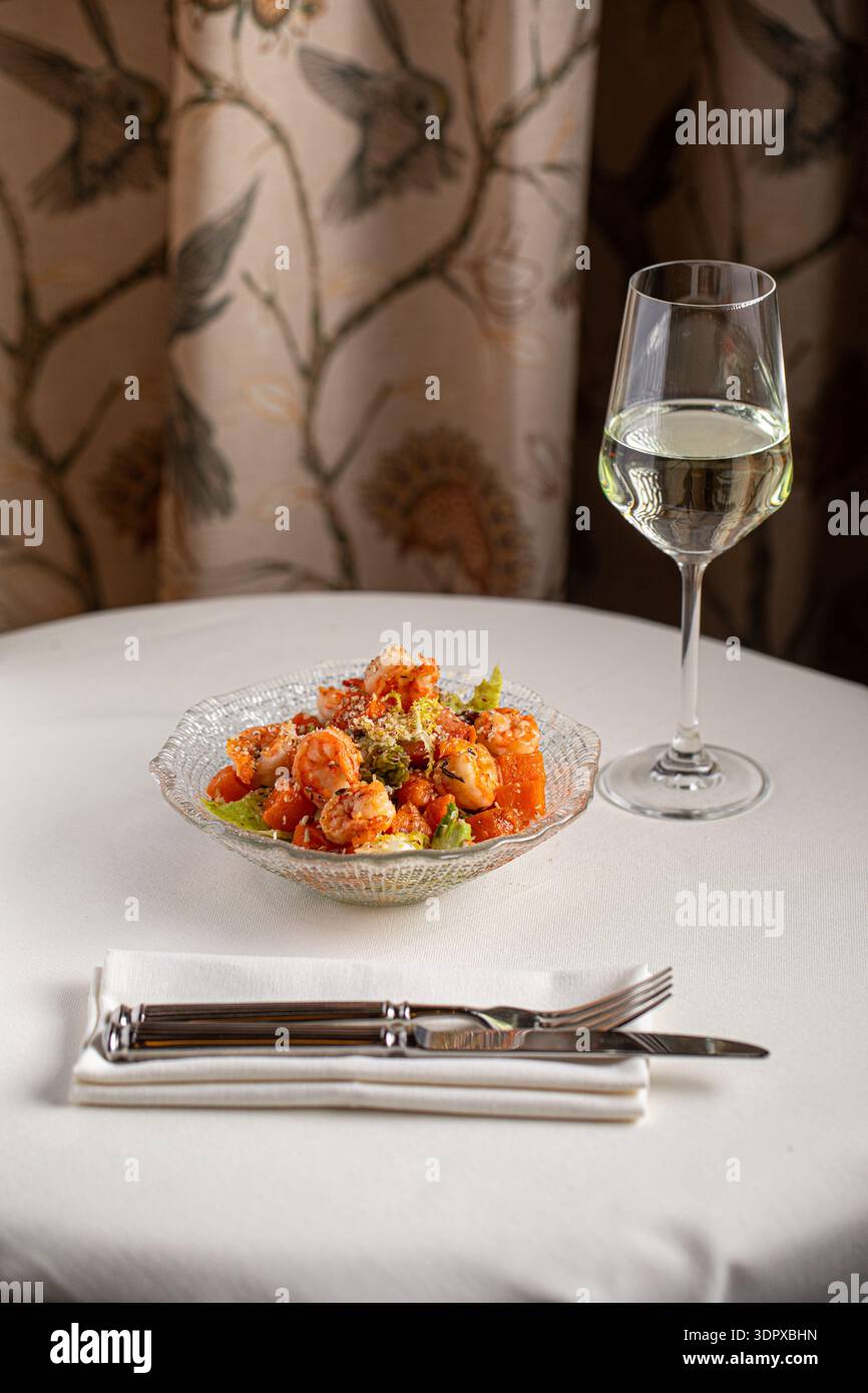 Garnelensalat mit geröstetem Gemüse und Kräutern Stockfoto