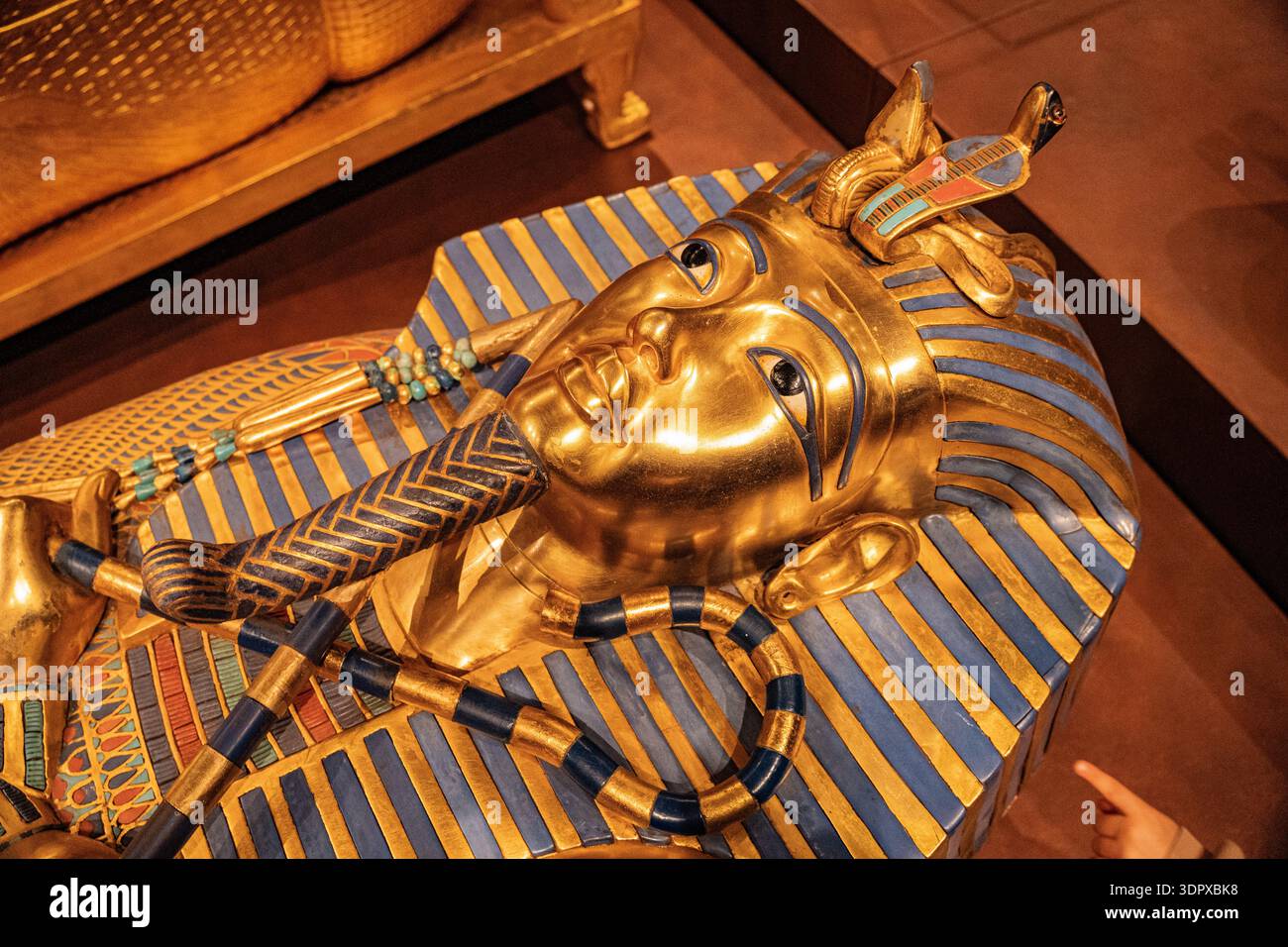 Goldener Sarkophag des Pharao Tutanchamun im Ägyptischen Museum. Grabartefakt Stockfoto