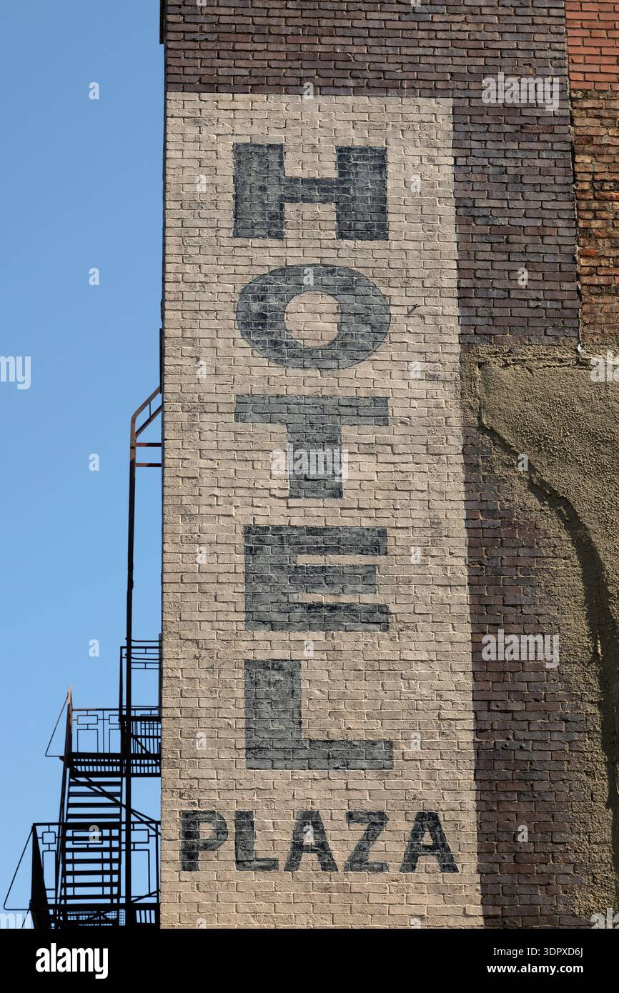 Schild für das Hotel Plaza in Joliet, Illinois, USA. Das Schild ist handbemalt auf Mauerwerk. Stockfoto