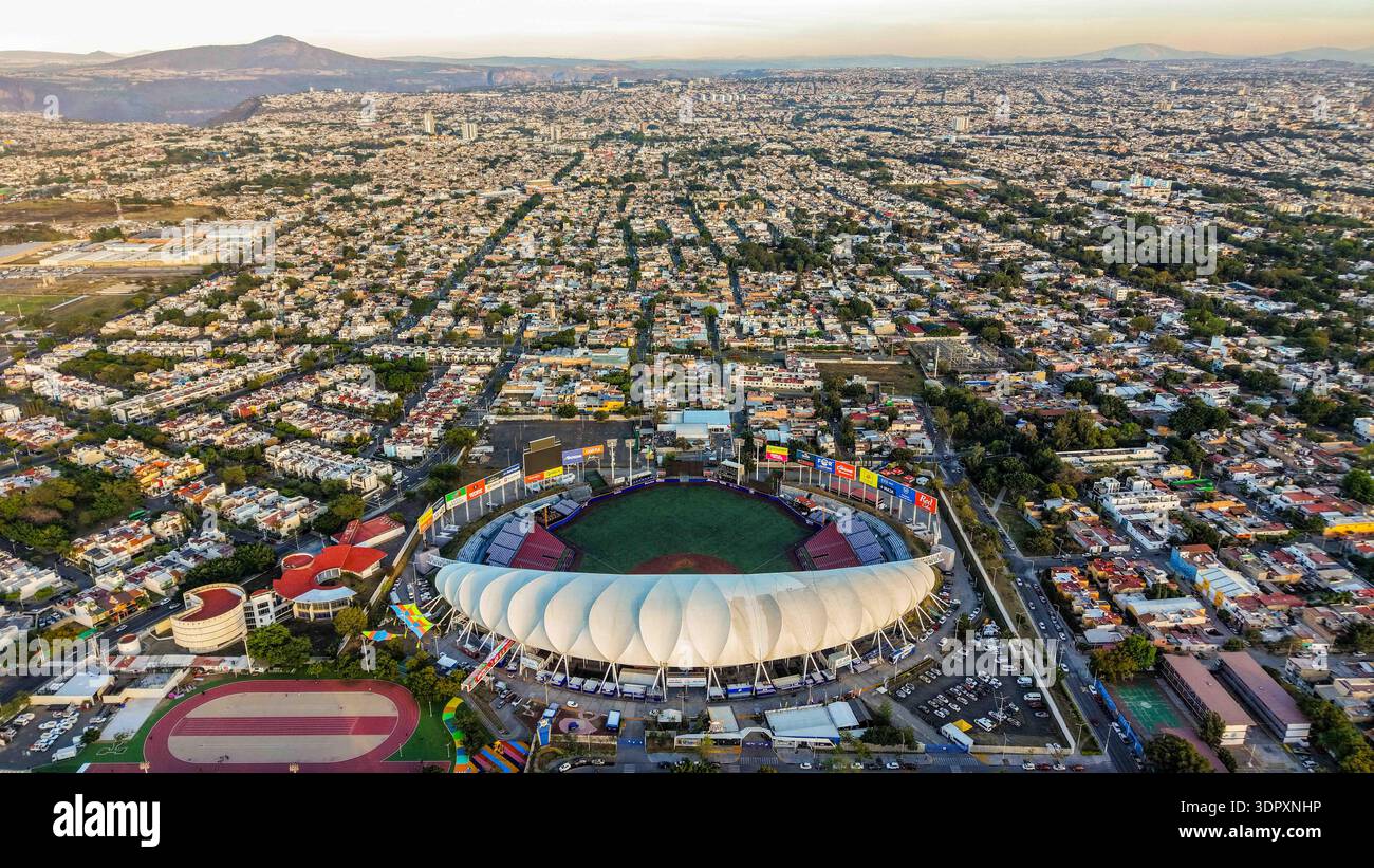 Luftaufnahme der Stadt Guadalajara und Estadio Panamericano, Heimstadion der Charros de Jalisco, Meister der mexikanischen Pazifikliga 2025-2026 (LAMP) und Austragungsort der FIFA-Weltmeisterschaft 2026, am 29. Januar 2026 in Jalisco, Mexiko. (Foto: Luis Gutiérrez/Norte Photo) Vista aérea la ciudad Guadalajara y Estadio Panamericano, sede de los Charros de Jalisco, Campeones de la Liga Mexicana del Pacífico (LAMPE) 2025-2026, y copa del mundo FIFA 2026, el 29 de enero de 2026 en Jalico México. (Foto de Luis Gutiérrez/Norte Photo) Stockfoto