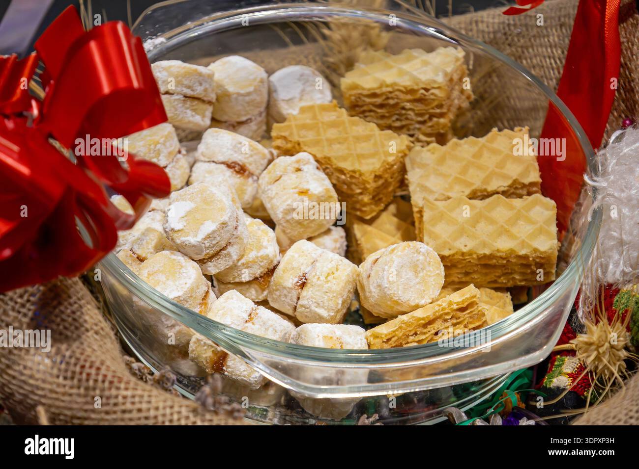 Hausgemachte kleine süße Kuchen stapeln sich in der Glasschale Stockfoto