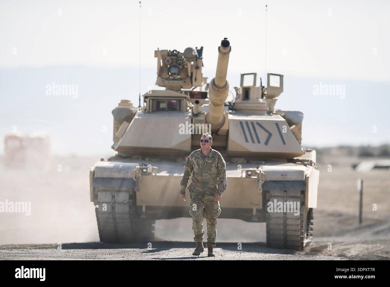 Ein Soldat der Idaho Army National Guard von der B Company eskortiert einen Abrams zum Munitionspunkt, um Munition zu laden. Drei Kompanien von der Idaho Army Nat Stockfoto