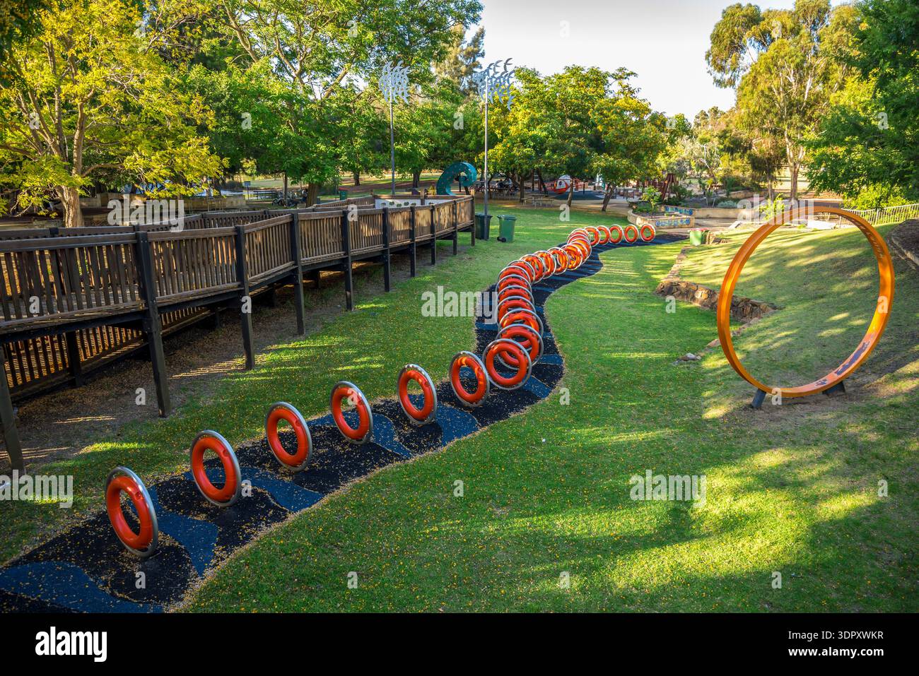 Lebendiger Spielplatz mit gewundenen Pfaden aus übergroßen orangen Rettungsringen im sonnigen Piney Lakes Reserve Park, Perth, Australien, 16. Dezember 2020 Stockfoto