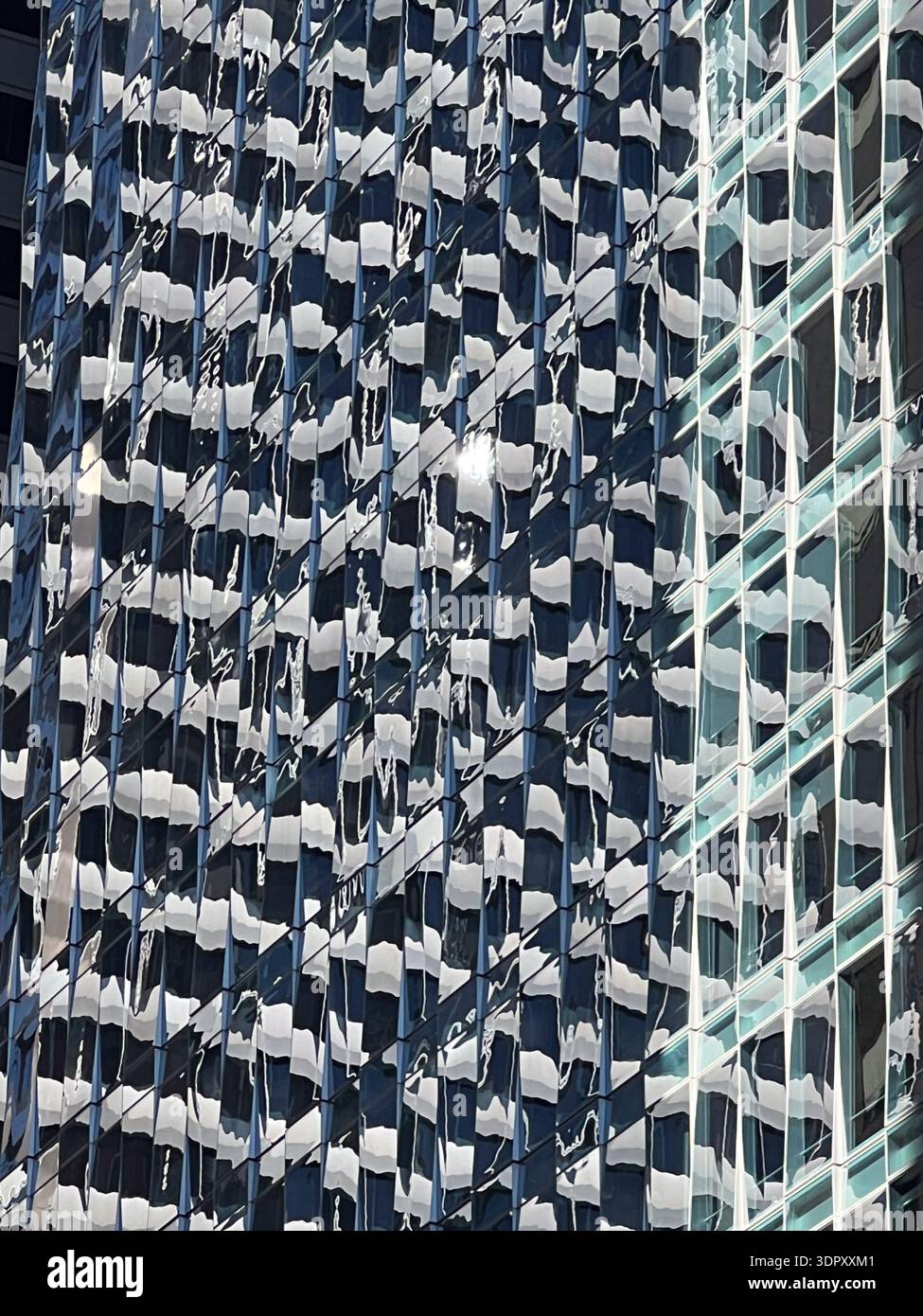 Reflexionen auf Glas: Ein schweres horizontales Gitter reflektiert auf einem stark vertikalen Stockfoto