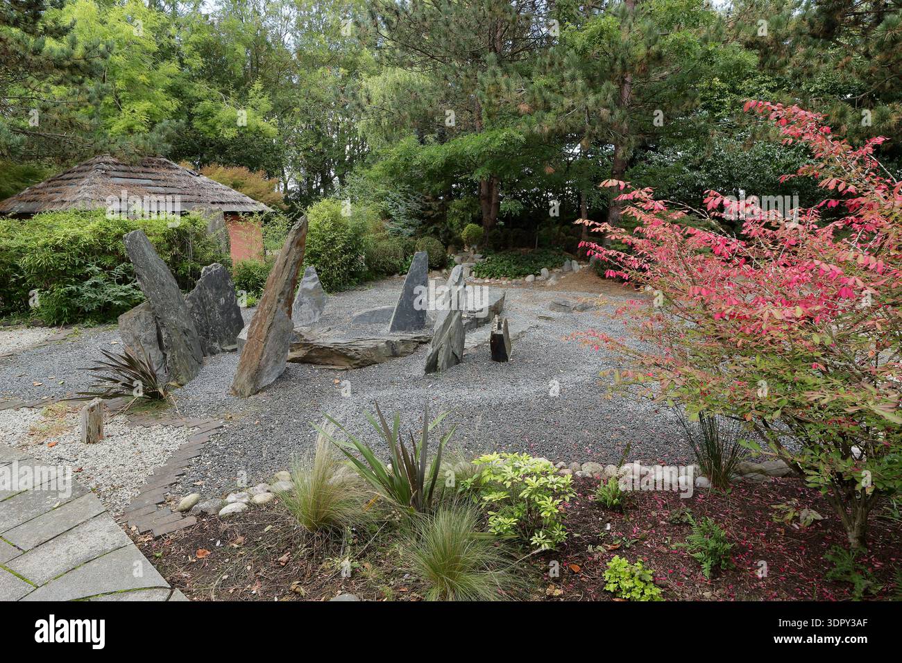 Japanischer Garten, bekannt als Momotaro Garden, in den Festival Show Gardens im Springfields Outlet Einzelhandels- und Gartenzentrum Spalding, Lincolnshire. UK Stockfoto