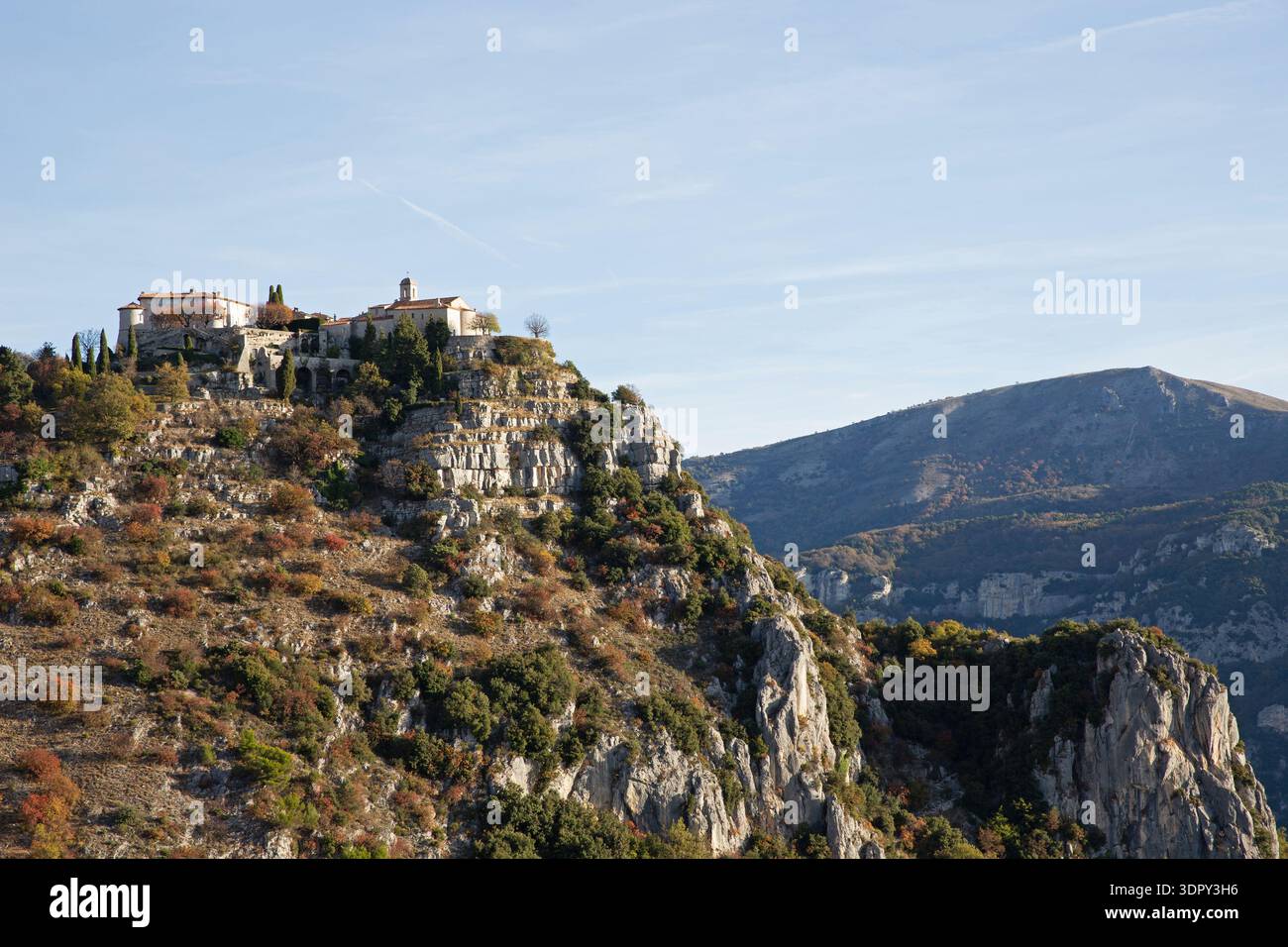 Auf einem Hügel gelegene Ortschaft Gourdon auf den Klippen der französischen Alpen-Maritimes, oberhalb des Loup-Tals, Provence-Alpes-Côte d’Azur, Südfrankreich. Stockfoto
