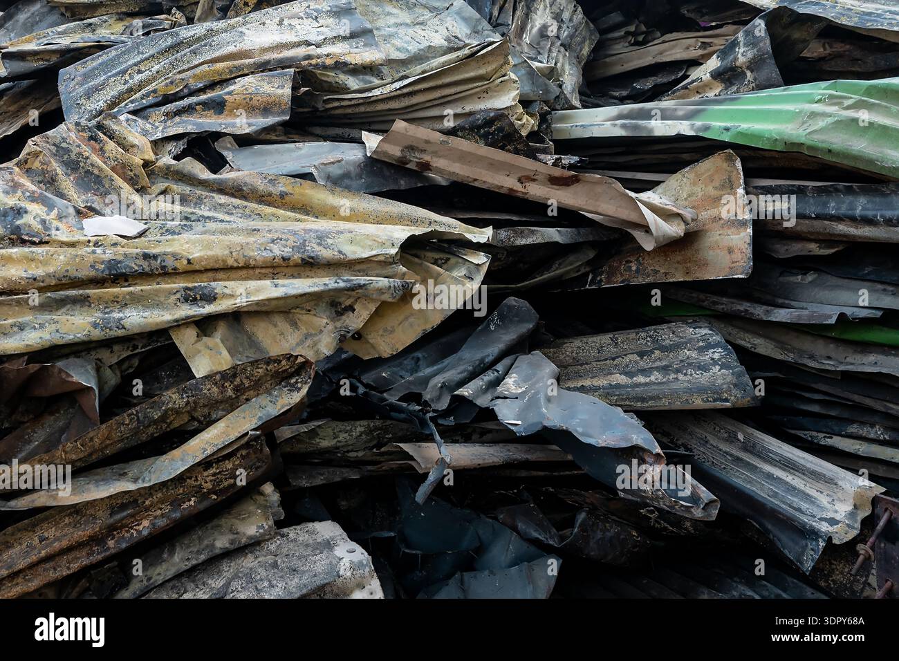 Dhaka, Bangladesch - 28. November 2025: Blick auf einen verwackelten Haufen von entsorgten Wellblechen, deren Oberflächen eine Mischung aus Rost, abblätternder Farbe und da Stockfoto