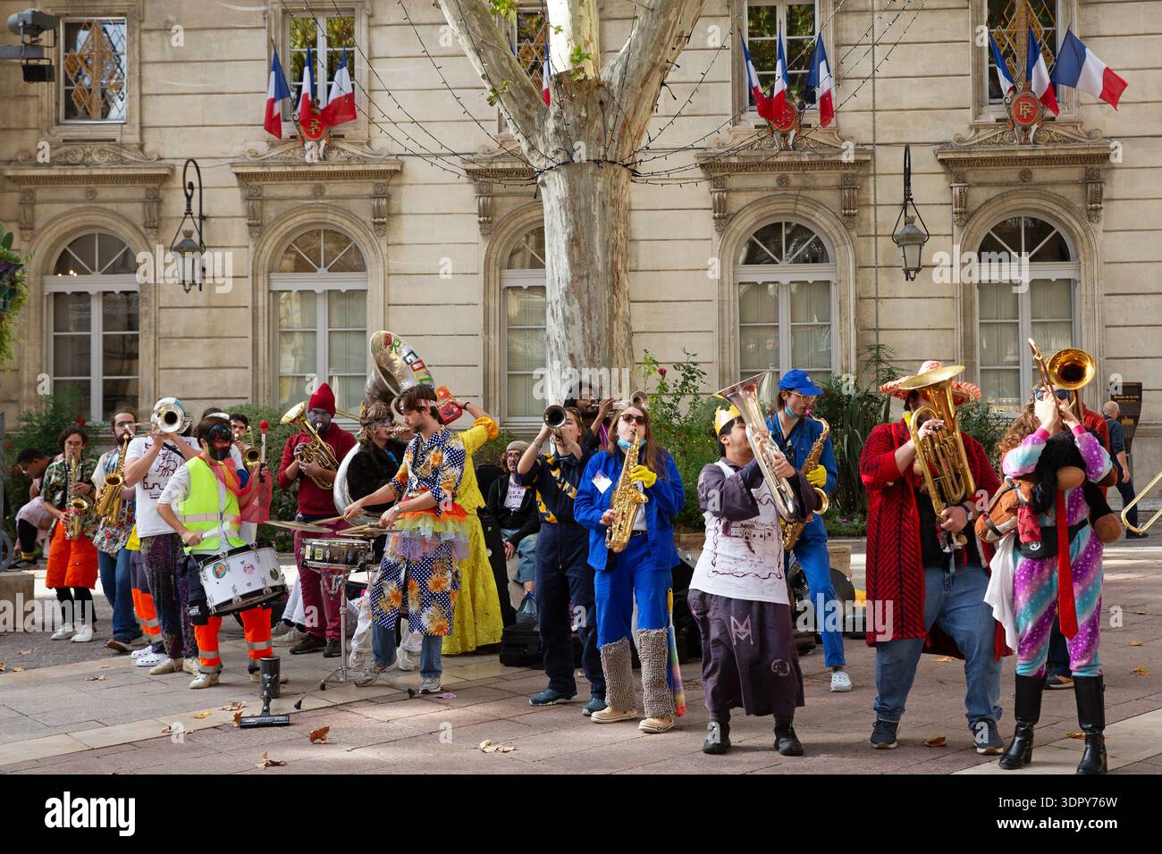 Straßenband mit französischer Flagge vor dem Rathaus von Avignon, Place de l’Horloge, Avignon, Provence-Alpes-Côte d’Azur, Frankreich. Stockfoto