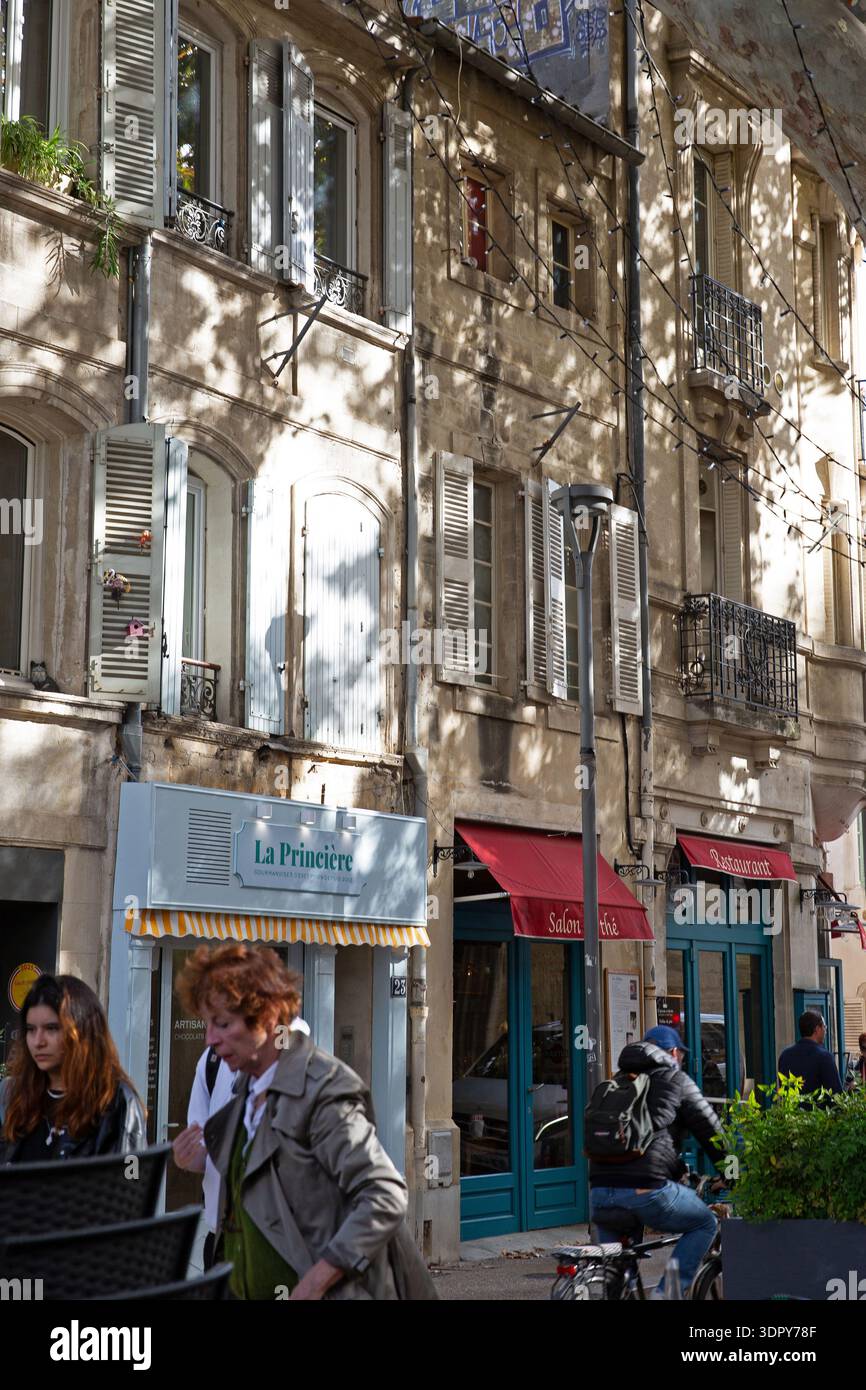 Straßenleben mit Cafés und Fußgängern im historischen Zentrum von Avignon, Provence-Alpes-Côte d’Azur, Südfrankreich. Stockfoto
