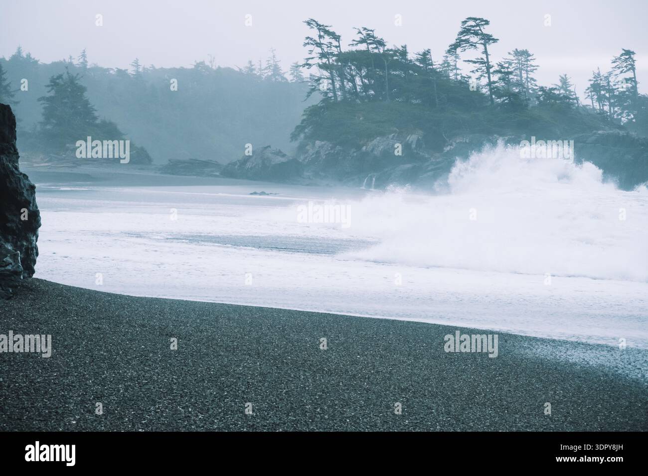 Seitenansicht der großen Welle, die gegen die steinige Küste von South Beach stürzt, Pacific Rim National Park Reserve, Park an der Pazifikküste von British Columbia Stockfoto