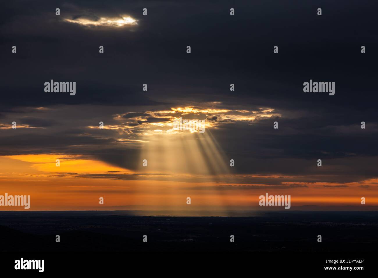 Krepuskularrochen über den Alentejo-Ebenen (Evoramonte, Portugal) Stockfoto