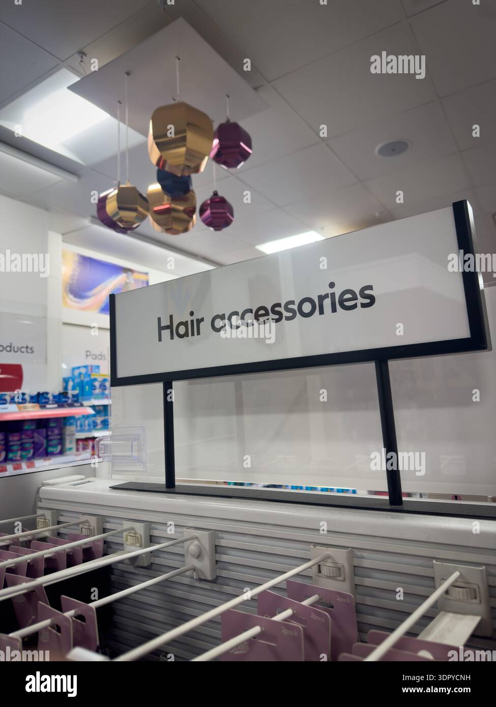 20. Dezember 2025 - London, Großbritannien - Ein Schild mit Haarschmuck in einem Kaufhaus im Schönheitsbereich. Stockfoto
