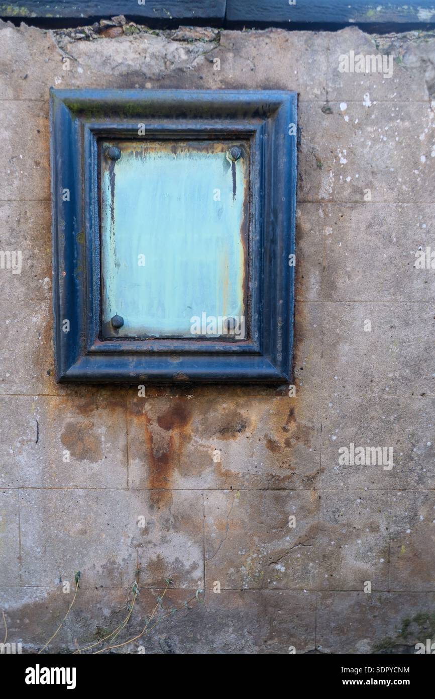 Edinburgh, Schottland - 28. JAN 2025 - ein alter Retro-Bilderrahmen oder eine Gedenktafel auf einer historischen Steinmauer mit leeren Inhalten. Stockfoto