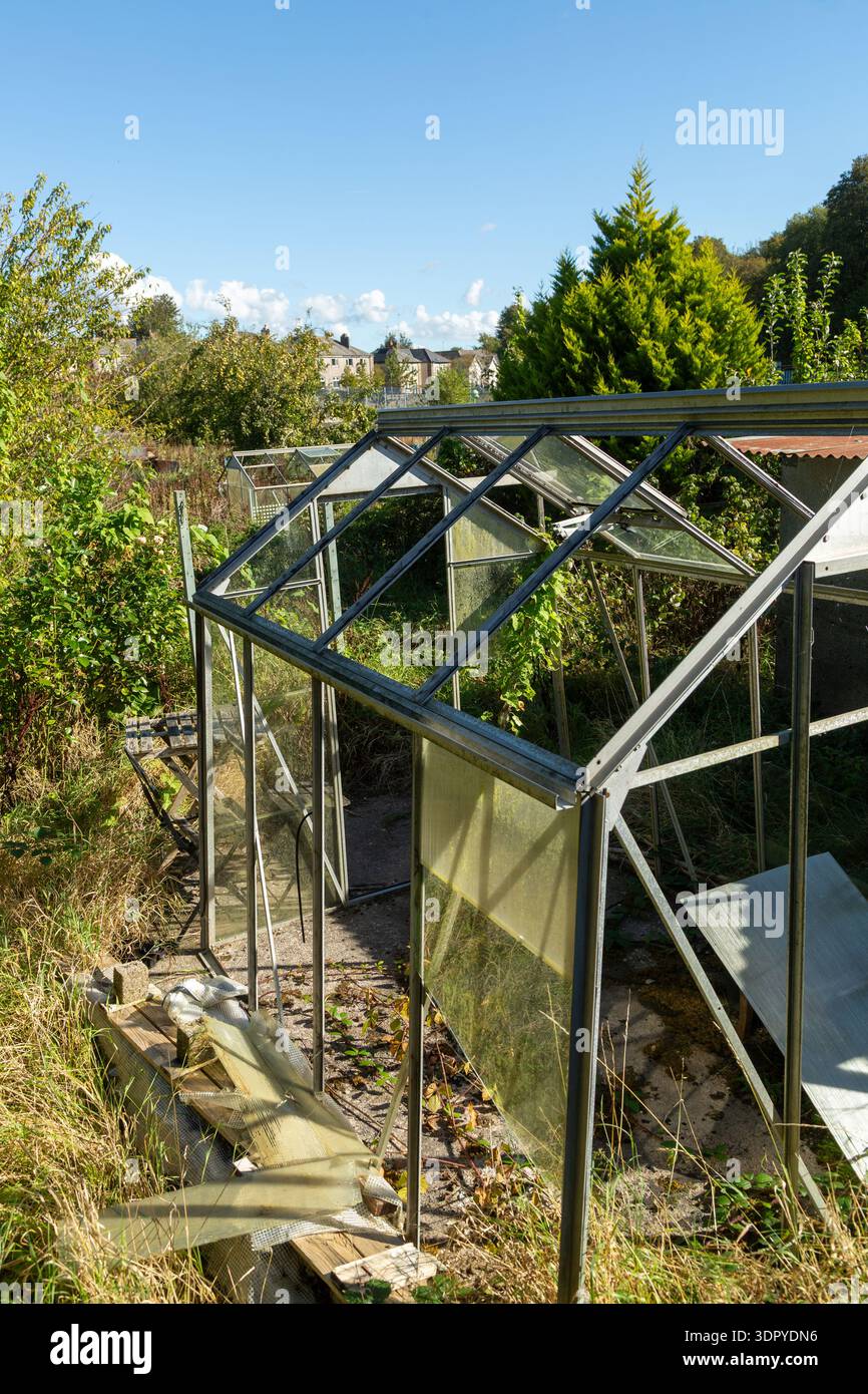 Beschädigtes Gewächshaus Im Garten Stockfoto