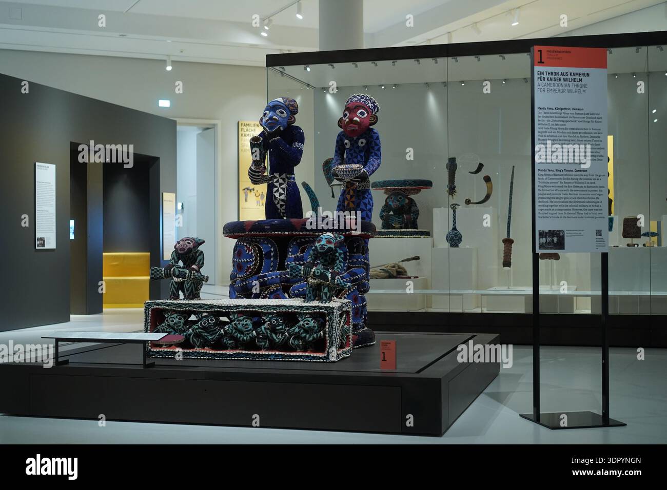 Berlin, Deutschland - 16. Februar 2026: Mandu Yenu Thron aus Bamum, Kamerun und Provenienzinformationen im Ethnologischen Museum, Humboldt Forum. Stockfoto