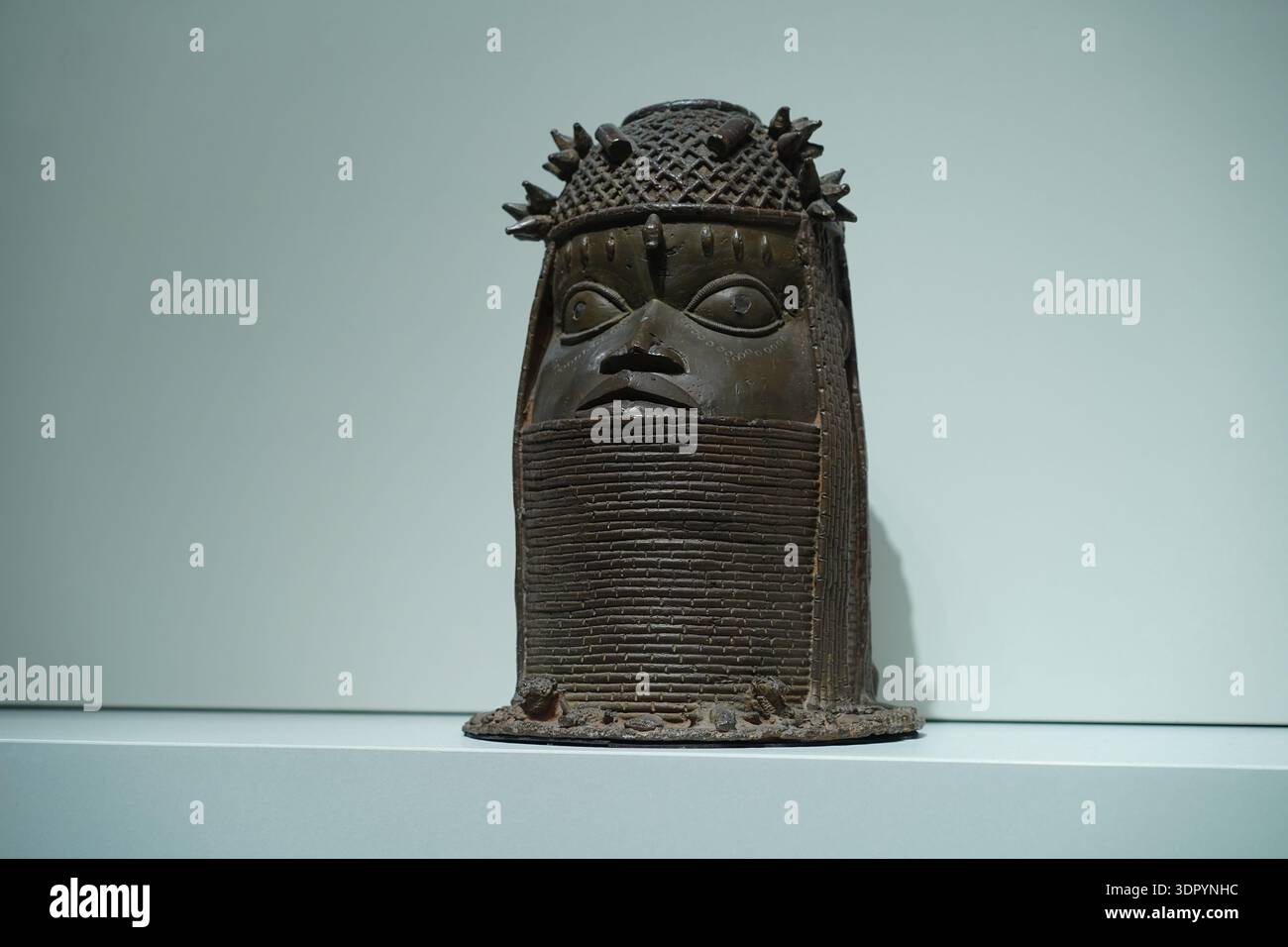 Berlin, Deutschland - 16. Februar 2026: Benin Bronze Kopf im Ethnologischen Museum im Humboldt Forum, Leihgabe der NCMM Nigeria. Stockfoto