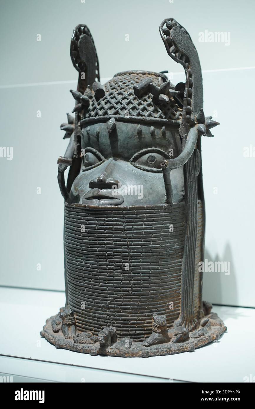 Berlin, Deutschland - 16. Februar 2026: Benin Bronze steht im Humboldt-Forum, Teil des Rückgabevertrages mit Nigeria. Stockfoto