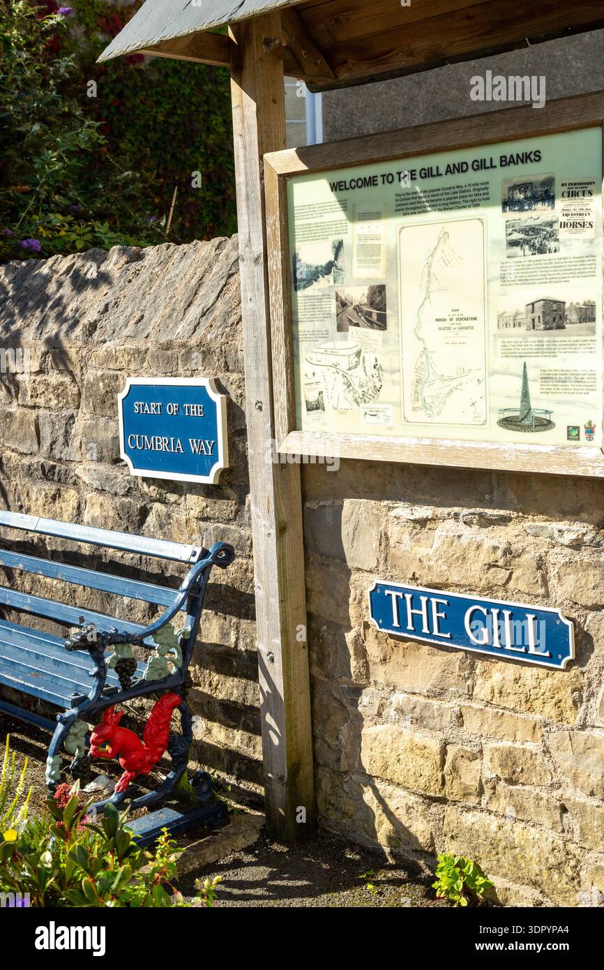 Eine Gedenktafel, die den Beginn des Cumbria Way markiert, ein Fernwanderweg, The Gill, Ulverston, Cumbria, England Stockfoto