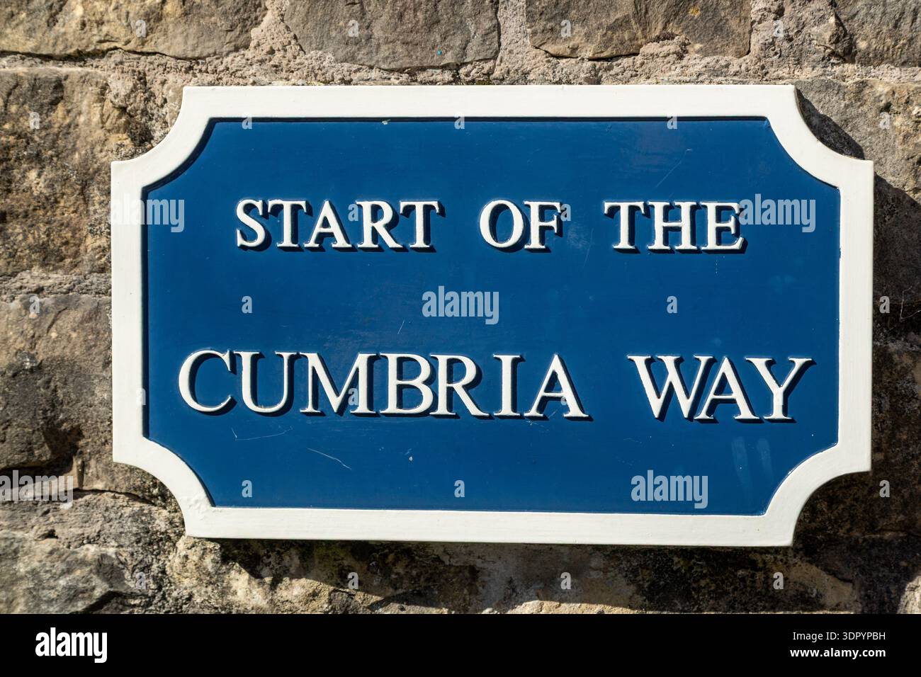 Eine Gedenktafel markiert den Beginn des Cumbria Way, einem Fernwanderweg, Ulverston, Cumbria, England Stockfoto