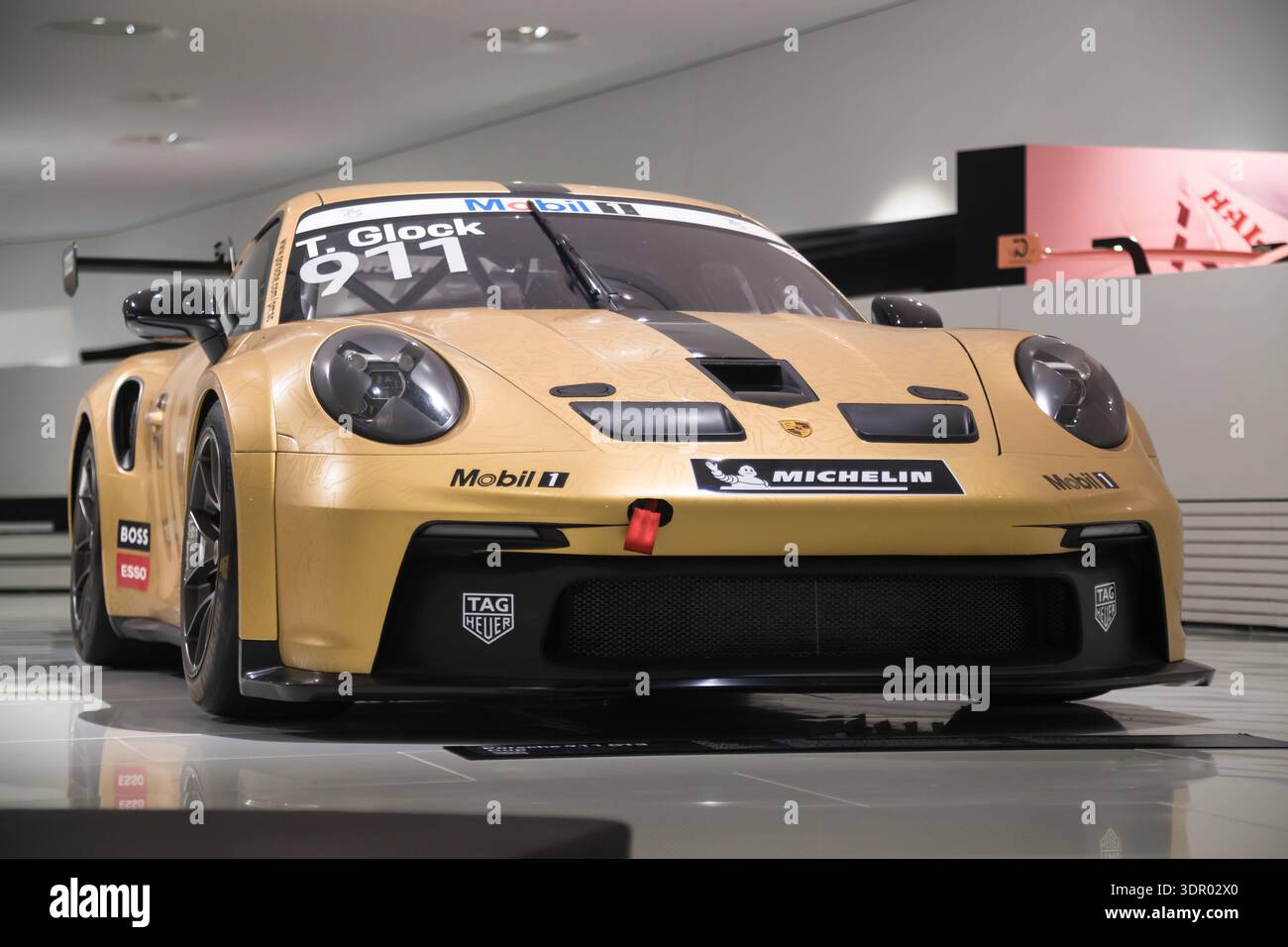 Stuttgart - 7. Dezember 2025: Porsche 911 GT3 Cup von 2022, ein moderner Unikat-Rennwagen, der in internationalen Motorsportserien zum Einsatz kommt. Stockfoto