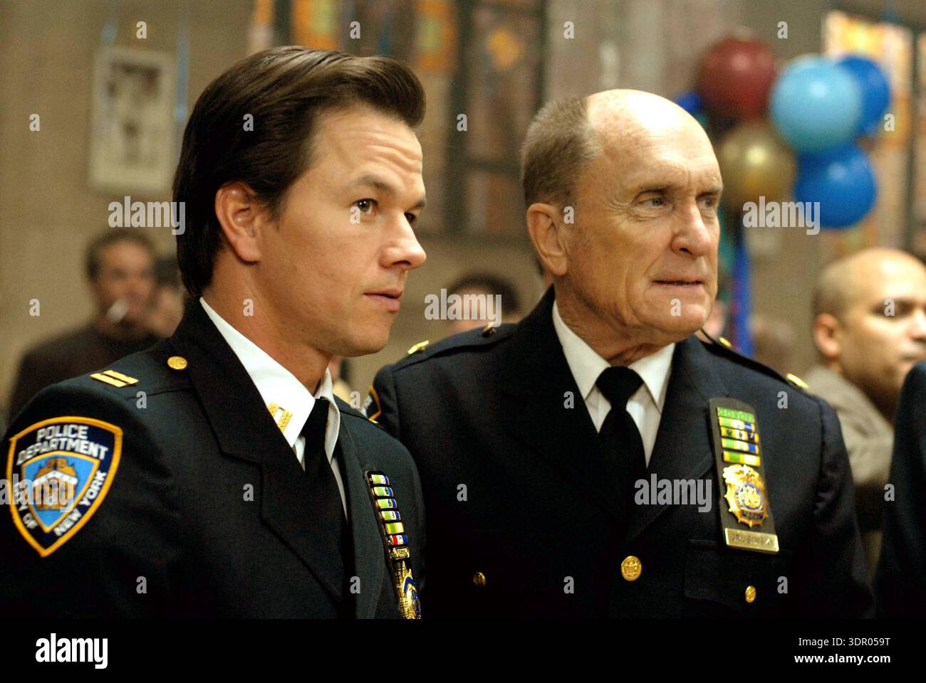 18. April 2006 - PK-12[WOTN-093] : Mark Wahlberg (links) als Joseph Grusinsky und Robert Duvall (rechts) als Burt Grusinsky in Columbia PicturesÃ/2929 ProductionsÃ We Own the Night, geschrieben und Regie: James Gray..K55458ES. BEREITGESTELLT VON TV-FILM STILL (Kreditbild: © Globe Photos/ZUMAPRESS.com) NUR REDAKTIONELLE VERWENDUNG! Nicht für kommerzielle ZWECKE! Stockfoto