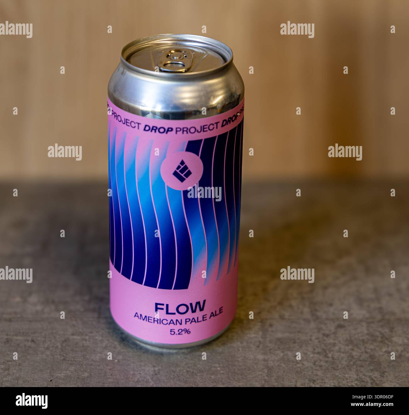 Nahaufnahme einer Craft-Bier-Dose mit der Aufschrift Flow American Pale Ale mit rosafarbenem und blauem Grafikdesign Stockfoto
